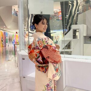 Miori Ohkubo Instagram - เมื่อวานมิโอริได้เข้าร่วมงาน Japan Remix ที่ Emquartieมาค่า!
มันเป็นความรู้สึกที่แปลกนิดๆเพราะมิโอริได้ทำงานกับคนญี่ปุ่นเยอะมากๆแบบไม่เหมือนปกติค่ะ55 แต่ก็สนุกมากๆเลยค่ะ💕
อีกอย่าง ในครั้งนี้มิโอริยืมชุด Kimono ตั้งแต่สมัย Showa (ยุคญี่ปุ่น)ตอนต้น 👘 น่ารักมาก 🥰 
Yesterday I attended an even called Japan Remix at Emquartie!
It was a strange feeling because I was surrounded by many Japanese people unlike usual haha. But it was a lot of fun 💕
By the way, this time, I borrowed an antique kimono from the early Showa period 👘 it’s super cute 🥰 
昨日はEmquartieでJapan Remixのイベントに参加しました！
いつもと違ってたくさんの日本人の方々に囲まれてのお仕事だったので、不思議な気持ちになりました。でもとても楽しかったです💕
ちなみに今回は、昭和初期のアンティーク着物をお借りしました👘かわいい🥰
#BNK48 #MioriBNK48 #大久保美織 #Miichan #japanremix2022