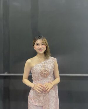 Miori Ohkubo Instagram - 2shot Day1

ชุดไทยแต่งงาน~~~
น่ารักมาก สวยมาก💕
Thai wedding dress
It’s so pretty and beautiful 💕
タイのウェディングドレス
めちゃめちゃ可愛くて綺麗なドレス💕
#BNK48 #MioriBNK48 #大久保美織 #Miichan #ชุดไทยแต่งงาน