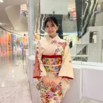 Miori Ohkubo Instagram - เมื่อวานมิโอริได้เข้าร่วมงาน Japan Remix ที่ Emquartieมาค่า! มันเป็นความรู้สึกที่แปลกนิดๆเพราะมิโอริได้ทำงานกับคนญี่ปุ่นเยอะมากๆแบบไม่เหมือนปกติค่ะ55 แต่ก็สนุกมากๆเลยค่ะ💕 อีกอย่าง ในครั้งนี้มิโอริยืมชุด Kimono ตั้งแต่สมัย Showa (ยุคญี่ปุ่น)ตอนต้น 👘 น่ารักมาก 🥰 Yesterday I attended an even called Japan Remix at Emquartie! It was a strange feeling because I was surrounded by many Japanese people unlike usual haha. But it was a lot of fun 💕 By the way, this time, I borrowed an antique kimono from the early Showa period 👘 it’s super cute 🥰 昨日はEmquartieでJapan Remixのイベントに参加しました！ いつもと違ってたくさんの日本人の方々に囲まれてのお仕事だったので、不思議な気持ちになりました。でもとても楽しかったです💕 ちなみに今回は、昭和初期のアンティーク着物をお借りしました👘かわいい🥰 #BNK48 #MioriBNK48 #大久保美織 #Miichan #japanremix2022