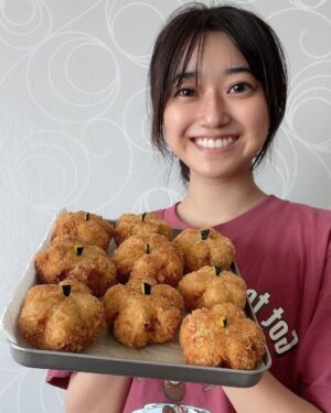 Miori Ohkubo Instagram - Happy Halloween 🎃 
Home made pumpkin croquette☺️
#BNK48 #MioriBNK48 #大久保美織 #Miichan