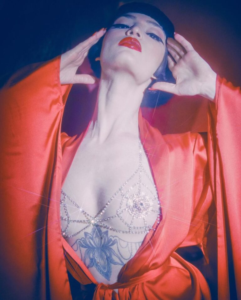 Miriam Veil Instagram - Feeling the holiday blues 🥀🥀🥀 From the archive with @yiyinglai_ @alessio_cocchi Shot at @23paulstreet MUA @onibecky_ Wearing @magdaleneceleste @elfzhou_lingerie @louboutinworld ✨