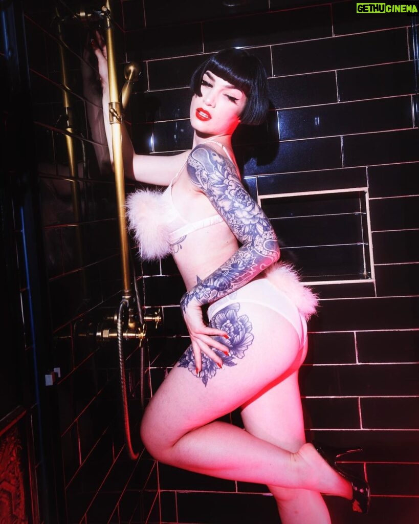 Miriam Veil Instagram - Shower time!🚿🧼 Photos @lonelyrodeostar Location @hillsidehouseca Lingerie @bettiepagelingerie 🎀 #pinup #altmodel #bobhaircut Crestline, California