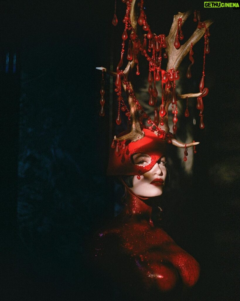 Miriam Veil Instagram - There will be blood 🩸 Concept and art direction @karinaakopyan_ Photography @jamie_noise Model @miriam.veil Antler headpiece design @karinaakopyan_ created with @rka.atelier and @glamoroushats Makeup @mayalewismakeup Location @themandrakehotel Images edited for Instagram guidelines 💋 London, Unιted Kingdom