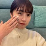 Miyu Kitamuki Instagram - 爪の色とお家のソファーの色と服の色がコラボしてた💅🛋️👚