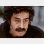 Mohammad Shayesteh Instagram - استاد كه ميگن فقط خودش بود ٢ صفحه ديالوگ رو سر فيلم عروسك فرنگى تو ٥ دقيقه حفظ كرد تازه چند مدل بازى كرد ، چه كرد تو سالاد فصل نشد تو فيلم ( بى پولى ) در خدمتش باشيم رفت