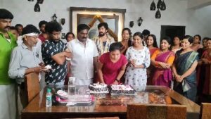 Monisha Vijay Instagram - I thank you all a lot❤️
Thank you sir @thiruselvamvelusamy ✨

@haripriyaa_official @velaramamoorthy @priyadharshinikishoreneelakndn @sathya_devarajan_official @sabari.prasanth @madhumitha.h_official @vibhuraman @actorkamalesh @karikalan_vimal @90gaayathri 
.
.
#ethirneechalserial #ethirneechalserial #ethirneechalactor #ethirneechalonsuntv #ethirneechal #suntv #birthday #birthdaycelebration #instabirthday #trending #reelsinstagram #reelsinsta #reelitfeelit #trendingreels #instagood #reelsvideo