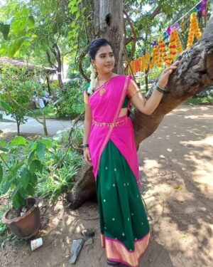 Monisha Vijay Instagram - Modern thinking, traditional look..What a perfect match!
.
.
#ethirneechalserial #ethirneechal #ethirneechalonsuntv #ethirneechalactor #suntv #suntvserial #suntvserialactress #halfsaree #halfsarees #halfsareelove #fashionmodel #traditional #festival #festivalvibes #pink #pinkpinkpink #saree