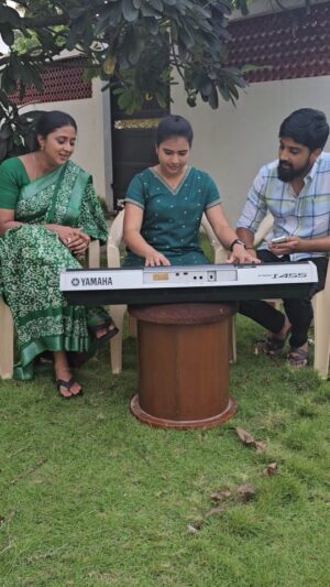 Monisha Vijay Instagram - En Kadhale🎶 Trio❤️
.
.
#enkadhale #enkadhaleenkadhale #duetmovie #spbsong #spb #ethirneechal #ethirneechalonsuntv #ethirneechalserial #suntv #suntvserial #suntvserialactress #kaniha #ethirneechalactor #music #pianocover #piano #singer #musician #musicvideo #jamming #jam #jammingsession #band #90ssongs