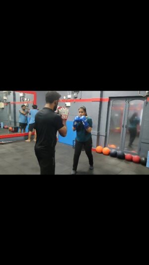Monisha Vijay Instagram - Body under construction, Mind on a mission 💥
@hustle_hub_gym

#kickboxing #kickboxingtraining #kickboxer #kicks #boxing #boxingtraining #ethirneechalserial #ethirneechal #ethirneechalonsuntv #suntv #suntvserial #dharshini #trendingreels #trending #superwoman #supergirl #womenempowerment #instadaily #instaworkout #workout #gym #motivation #boxingday #punch #girlpower