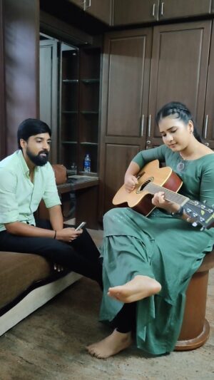 Monisha Vijay Instagram - Jamming between shots🎸
With @sabari.prasanth ✨

#guitar #guitarist #poovesempoove #ilayaraja #guitarcover #ethirneechalserial #ethirneechal #ethirneechalonsuntv #suntv #offscreen #shootlife #shootmode #singer #singer #jamming #guitarplayer #guitarlife #guitarsongs #poovesempoovesong #ilayarajasongs