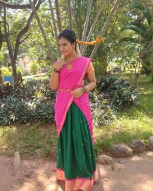 Monisha Vijay Instagram - Modern thinking, traditional look..What a perfect match!
.
.
#ethirneechalserial #ethirneechal #ethirneechalonsuntv #ethirneechalactor #suntv #suntvserial #suntvserialactress #halfsaree #halfsarees #halfsareelove #fashionmodel #traditional #festival #festivalvibes #pink #pinkpinkpink #saree