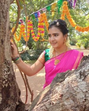 Monisha Vijay Instagram - Modern thinking, traditional look..What a perfect match!
.
.
#ethirneechalserial #ethirneechal #ethirneechalonsuntv #ethirneechalactor #suntv #suntvserial #suntvserialactress #halfsaree #halfsarees #halfsareelove #fashionmodel #traditional #festival #festivalvibes #pink #pinkpinkpink #saree