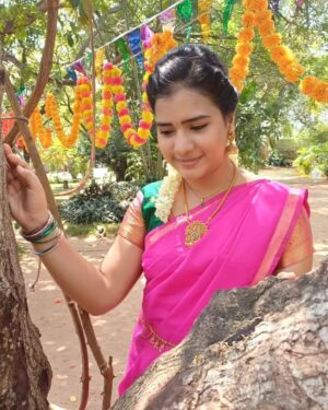 Monisha Vijay Instagram - Modern thinking, traditional look..What a perfect match!
.
.
#ethirneechalserial #ethirneechal #ethirneechalonsuntv #ethirneechalactor #suntv #suntvserial #suntvserialactress #halfsaree #halfsarees #halfsareelove #fashionmodel #traditional #festival #festivalvibes #pink #pinkpinkpink #saree