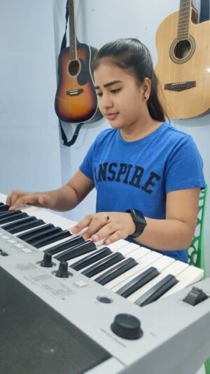 Monisha Vijay Instagram - Ennai Vittu✨ Keyboard version🖤

#ennaivittu #ennaivittuuyirponalum #lovetoday❤️ #lovetodaymovie #lovetoday #pradeepranganathan #yuvanmusical #yuvanshankarraja #yuvansongs #yuvan #ags #keyboard #piano #pianoplayer #pianosolo #pianocover #pianomusic #instagood #keyboardcover #keyboardist #keyboardplayer #instatalent #instareels #instapost #instakeyboard #instapiano #instapianist #trending #trendingnow #trendingsongs