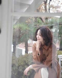 Moon Ji-Ae Instagram - 1. 미라클모닝은 못해도 모닝사우나를 실천하고 있는 요즘, 아침 컨디션이 얼마나 중요한지 체감하고 있어요. 사진은 거의 #나좀살려줘 2-3. 겨울 최약체 주제에 웬만한 약속은 걸어다니는 뚜벅이인 저에게 Robert Mackie의 장갑, 모자, 머플러가 넘나 유용하고요. 4. 생활명품애가 라이프 영역으로의 확장을 꿈꾸고 있습니다. 그 첫 스타트는 콤팩트하고 아름다운 Daily Archive - Diary 로 결정했고 오늘 여러분께 보내드릴 준비작업을 마쳤습니다. 나에게, 친구에게 의미있는 선물이 되길 바라요. 5. 코트는 너무 일찍 끝나버렸고 대기하시는 분들도 많은 상황.. 상품이 부족해서 요즘 맨날 죄송함다.. ㅠ