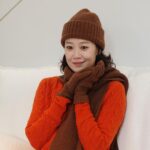 Moon Ji-Ae Instagram - Robert Mackie 스카프와 비니, 장갑을 오늘밤 소개합니다. 나만 알고 싶은 그런 것 있잖아요. 많이 알려지면 안 될 것 같고.. 그런 말씀 남겨주신 분들 계셨어요. ❤️ 내년에 전개하려했는데 지난 반응이 너무 좋아 서둘러 들여왔어요. 컬러 맞추실 필요 없고, 세트로 다 하실 필요도 없어요. 꼭 필요한 액세서리만 찾아 보면 됩니다. 저는 비니와 장갑을 추천해요. 비니는 얼굴형의 단점이 드러난다고 생각해서 꺼리는 분들계실거예요. 제가 그랬거든요. 하지만 너무 추웠던 지난해 로버트매키의 비니를 쓰기 시작하며 이 세계에 빠졌습니다. 진짜 따뜻하고요. 쓰다보면 익숙해져서 잘 어울려보여요. 저는 얼굴이 긴 편이라 “🥒오이가 되든 🍆가지가 되는 일단 추우니까 쓰자” 했다가 올 겨울에는 매일 같이 씁니다. 오이면 어떻고, 가지면 어때요. 이렇게나 따뜻한데.. 비니의 매력을 모르시는 분들께 권해드려요. 오늘 밤 9시에 만나요.