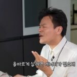 Moon Ji-Ae Instagram - 유튜브 시장이 엄청난 속도로 성장하며 이제는 제작사와 셀럽이 모두 참여하는 완벽한 채널이 돼버렸다. 넉넉한 자금과 뛰어난 인력이 투입되는데 거기에 tv를 벗어난 날것의 자유로움까지 얹어지니 사실.. 심하게 재밌다. 몸집은 커졌지만 여전히 첫 매력을 잃지 않고 소박한 유튜브의 맛을 유지하는 #먹을텐데 는 나의 최애 유튜브 중 하나. 얼마 전 박진영님의 인터뷰는 모두의 삶의 화두인 ‘에너지’에 동력을 더해주었다. 욕망을 억누르며 '바르게 열심히 사는 것' 그리고 그냥 쭉 '심플하게 해나가는 것'. 간절하게 사랑하는 일은 모름지기 긴장과 두려움의 영역인 것. 청룡에서 본 #박진영 님의 무대는 그래서 더 특별하게 보였다.