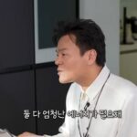 Moon Ji-Ae Instagram - 유튜브 시장이 엄청난 속도로 성장하며 이제는 제작사와 셀럽이 모두 참여하는 완벽한 채널이 돼버렸다. 넉넉한 자금과 뛰어난 인력이 투입되는데 거기에 tv를 벗어난 날것의 자유로움까지 얹어지니 사실.. 심하게 재밌다. 몸집은 커졌지만 여전히 첫 매력을 잃지 않고 소박한 유튜브의 맛을 유지하는 #먹을텐데 는 나의 최애 유튜브 중 하나. 얼마 전 박진영님의 인터뷰는 모두의 삶의 화두인 ‘에너지’에 동력을 더해주었다. 욕망을 억누르며 '바르게 열심히 사는 것' 그리고 그냥 쭉 '심플하게 해나가는 것'. 간절하게 사랑하는 일은 모름지기 긴장과 두려움의 영역인 것. 청룡에서 본 #박진영 님의 무대는 그래서 더 특별하게 보였다.