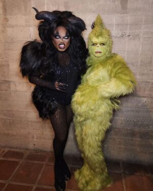 Morgan McMichaels Instagram - BAH HUMBUG !! 

Two baddies doing two baddies , @theonlymayhem and I got to play villains for the first time ever 😂 at @iephilipbailey SANT-A-SHE’S this past Saturday at @livenation Riverside Municipal auditorium. Mayhem with her legendary @rupaulsdragrace KRAMPUS and myself as @thegrinch !!! I love love love these pics !!!