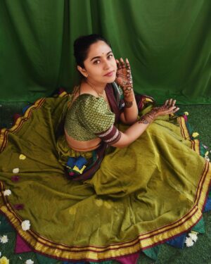Mrunmayee Deshpande Instagram - ❤️

@k2fashioncloset @ketaki_ashish @sarrikaaaaaa 
.
.
.
.
.
.
#fashion #style #love #instagood #like #photography #beautiful #mrunmayeedeshpande #mehndi #mehendidesign