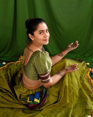 Mrunmayee Deshpande Instagram - ❤️

@k2fashioncloset @ketaki_ashish @sarrikaaaaaa 
.
.
.
.
.
.
#fashion #style #love #instagood #like #photography #beautiful #mrunmayeedeshpande #mehndi #mehendidesign