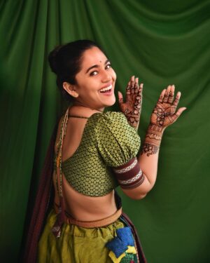 Mrunmayee Deshpande Instagram - मेहंदी… 
@k2fashioncloset @ketaki_ashish @sarrikaaaaaa 
.
.
.
.
.
.
#fashion #style #love #instagood #like #photography #beautiful #mrunmayeedeshpande #mehndi #mehendidesign