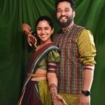 Mrunmayee Deshpande Instagram - मेहंदी पासून सुरु करूया :) #SwaG #lafdi . . Wedding outfit styling - @ketaki_ashish @stylebyk2 Phaotography - @sarrikaaaaaa Mrunmayee Wardrobe - @k2fashioncloset Swapnil’s Wardrobe - @k2fashioncloset Aesthetics and Skincare @thefacestudio.in @_prajakta.kulkarni_ #gautugotmarried #wedding #weddingphotography #weddingstyle #glam #indianwedding #desi #design