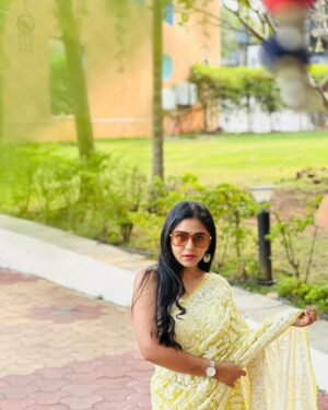 Mrunmayee Deshpande Instagram - #retro 
Pc - @swanandtendulkar 
#saree #sareelove
