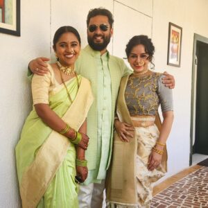 Mrunmayee Deshpande Instagram - Ubhayantaa nnaa ashirwaad.. vagaire.. vagaire.. 
( Baaki house party madhe... 😄 ) 
May loads and loads of love keep you happy & healthy all life long @gautamideshpandeofficial
@swanandtendulkar ❤️

@mrunmayeedeshpande @swapnilrao11 
I love you both and you know it!!! 😘😘

@sarangsathaye thank you for the shoe tips 😄
Last pic clicked by the sweetest @nikmahajan 🫠😍🤗

.
I am wearing my favorite @mantramugdha_sarees ❤️
.
.
#extendedfamily 
#lilone #gothitched 
#weddingseason 
#weddings 
#indianwedding 
#Sukhada 
#SukhadaKhandkekar 
#mrunmayideshpande
#gautamideshpande 
#stayblessed