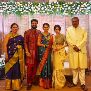 Mrunmayee Deshpande Instagram - Ubhayantaa nnaa ashirwaad.. vagaire.. vagaire.. 
( Baaki house party madhe... 😄 ) 
May loads and loads of love keep you happy & healthy all life long @gautamideshpandeofficial
@swanandtendulkar ❤️

@mrunmayeedeshpande @swapnilrao11 
I love you both and you know it!!! 😘😘

@sarangsathaye thank you for the shoe tips 😄
Last pic clicked by the sweetest @nikmahajan 🫠😍🤗

.
I am wearing my favorite @mantramugdha_sarees ❤️
.
.
#extendedfamily 
#lilone #gothitched 
#weddingseason 
#weddings 
#indianwedding 
#Sukhada 
#SukhadaKhandkekar 
#mrunmayideshpande
#gautamideshpande 
#stayblessed
