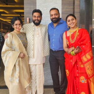 Mrunmayee Deshpande Instagram - Ubhayantaa nnaa ashirwaad.. vagaire.. vagaire.. 
( Baaki house party madhe... 😄 ) 
May loads and loads of love keep you happy & healthy all life long @gautamideshpandeofficial
@swanandtendulkar ❤️

@mrunmayeedeshpande @swapnilrao11 
I love you both and you know it!!! 😘😘

@sarangsathaye thank you for the shoe tips 😄
Last pic clicked by the sweetest @nikmahajan 🫠😍🤗

.
I am wearing my favorite @mantramugdha_sarees ❤️
.
.
#extendedfamily 
#lilone #gothitched 
#weddingseason 
#weddings 
#indianwedding 
#Sukhada 
#SukhadaKhandkekar 
#mrunmayideshpande
#gautamideshpande 
#stayblessed