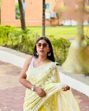 Mrunmayee Deshpande Instagram - #retro 
Pc - @swanandtendulkar 
#saree #sareelove