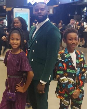 Mylo Uschold Instagram - Red Carpet Event for @mylothekid #hollywood #redcarpet #kidstar @aholidaychancethemovie @mannyhalley @aminjoseph @tobiastruvillion @jmeeksofficial @realleal @londonondatrack @johnellxyoung @chinesetheatres @carriebernans