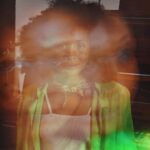 Nabiyah Be Instagram - Estava na areia como um um aviso que aconteceu. Os olhos dela eram fixos como que o de uma serpente verde que via o vendaval passar e subir depois de tudo que viveu. Enquanto Caetano cantava, se lembrava da cobra de olhos verdes que a habitava e que hoje mesmo não se cansava de mudar de pele pra achar ainda mais brilho no seu próprio olhar. É com esse brilho - que nasceu e que morreria- que ela seguia com as pernas fortes que a foram dadas, ancorando e se tornando os olhos do próprio furacão. Eu me tenho. 📸 @mariadelagala