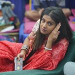 Namratha Gowda Instagram - Minds are like flowers, they only open when the time is right!!🤠 @colorskannadaofficial @officialjiocinema Jewellery: @kashi_jewellery_ Saree: @attitude_designer_studio Blouse: @vishishtadesignerstudio Styling: @likitha_suresh_ #bbk10 #biggboss #season10 #colorskannada #jiocinema #namarathagowda #relentkreationz