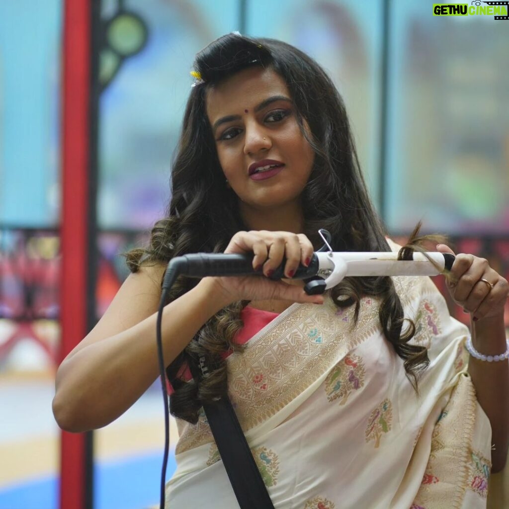 Namratha Gowda Instagram - It is impossible to do something good or accomplish an important task without encountering some problems or making some sacrifices!! @colorskannadaofficial @officialjiocinema Styling: likitha_suresh Wardrobe: @attitude_designer_studio #bbk10 #biggboss #season10 #colorskannada #jiocinema #namarathagowda #relentkreationz