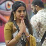 Namratha Gowda Instagram - Respecting someone indicate the quality of your Personality!! @colorskannadaofficial @officialjiocinema Saree: @hutsandlooms Blouse & styled by: @likitha_suresh_ Jewellery: @thespatika #bbk10 #biggboss #season10 #colorskannada #jiocinema #namarathagowda #namratha #nammu