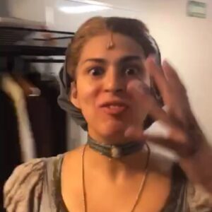 Nando Pradho Instagram - Ayudando la compañera a lograr los agudos antes de su solo! @ylamorenapidemas (Fantine) @lesmismx