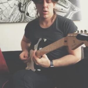Nando Pradho Instagram - Testando o som do ampli novo na época da cabeleireira... dessa vez a corda não quebrou!!! #fender #stratocaster