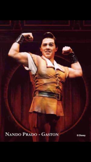 Nando Pradho Instagram - Em 2003 começou minha história com Gaston no teatro e em 2017 tive a honra de dublar graças ao eterno @nanduvalverde 🙏🏼 com a incrível @giulia.nadruz (Bela) e o amor da minha vida @alirio_netto (Le fou)