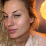 Natalia Germani Instagram - To je tak, keď vám na konci šialeného dňa prinesie zo Slovenska do Ameriky kamarátka žijúca v Čechách francúzsku kozmetiku✨ Chýbajúca, minutá a obľúbená Yves Rocher Anti-Age rada, sa stará o moju, snáď čo najdlhšie, čistú pleť bez vrások ❤️ @yvesrocherslovensko #antiageglobal #AgeIsBeautiful