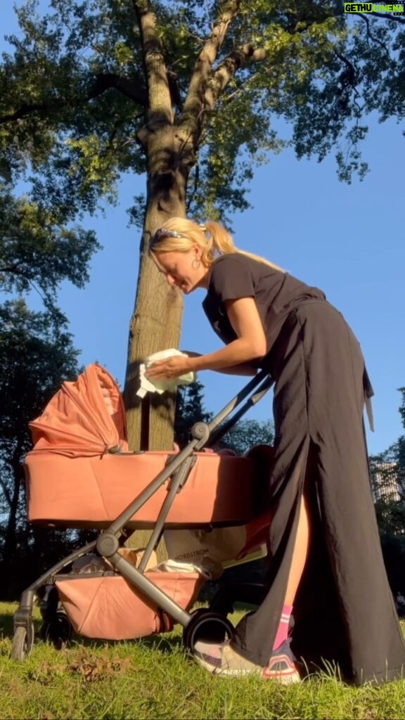 Natalia Germani Instagram - Pri spotrebe plienok novorodenca, sa človek začne zamýšľať a vyberať si to najšetrnejšie. Toto sú MUUMI BABY A vy nájdete všetko o nich v tomto videu. Dúfam, že sa vám bude páčiť rovnako ako sa nám páči práve spolupráca s touto fínskou značkou CO2 neutral plienok vyrábaných z udržateľných zdrojov. @healthfactory_cz #muumi #muumibaby #ekopleny #muumibabyczsk #spolupraca