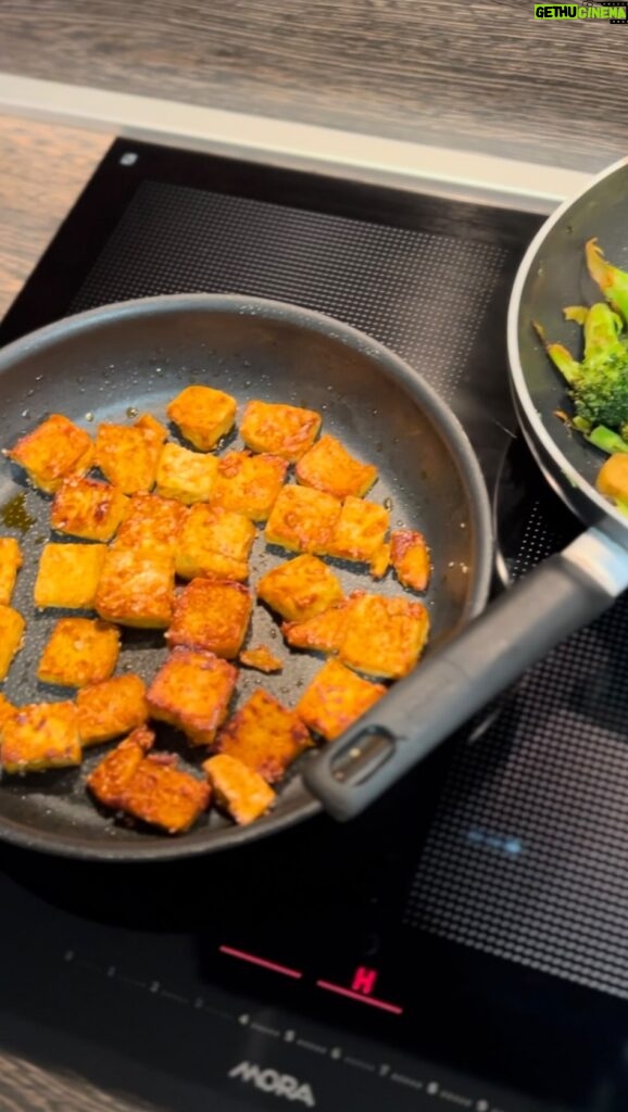 Natalia Germani Instagram - Recept na najlepšie TOFU by Germani! Keďže varím aj pre vegetariánku, a nechceme dokola jesť to isté (aj keď tefa často to robíme, lebo nám to chutí), stále sa pokúšam vymýšľať niečo nové. Naposledy v Amerike som sa pustila do Tofu ale pripadalo mi hrozne mdlé, tak som ptvorila skrinku s omáčkami a koreninami a nech sa páči! Uvarte si najchutnejšie Tofu. Jedia ho okrem vegetariánov (Viki) aj zarytí mäsožravci (Martin) aj malé deti (Zuna). A keby môže, myslím, že aj Vesa by si pochutila❤ Potrebujeme: * Tofu (extra firm) konzistenciou čo najpevnejšie, aby sa nerozmágalo pri miešaní varechou * Sézamové semiačky * Chilli ( ja som tentokrát kvôli Zune nedávala, lebo minule mala pripomienky, ale vy dajte!) * Soľ * Barbecue sauce * A tajomstvo mojej kuchyne - Med Príloha: * Brokolica * Soľ * Balsamico Extra jednoduché, Tofu opekám na silnom “ohni” potom je chrumkavé zvonka a lahodné vnútri. Brokolila k tomu strašne ide a je veľmi zdravá. Veďme naše deti a rodinu k zdravej, farebnej, a hlavne chutnej strave. Tento recept vznikol v spolupráci s @mora_sr a mojími najobľúbenejšími spotrebičmi od nich ❤ A každý, kdo si kúpi medzi 18.9. a 15.12. set troch takýchto spotrebičov MORA (rúra, varná doska a umývačma), získa sadu riadu v cene 199 € zdarma: https://www.mora.sk/sada-riadu-zadarmo/ ✨