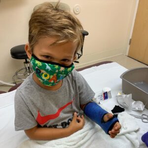 Natalia Streignard Instagram - Hoy desafiando el coronavirus nos toco correr al hospital... mi gordito con yeso otra vez! Que tal????