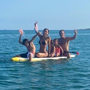 Natalia Streignard Instagram - Y asi fue nuestro ultimo domingo de summer!!!! Delicioso... debajo de nosotros, nose ven pero habia al menos 4 manatees!!!! En familia y con amigos un dia espectacular!!!!
