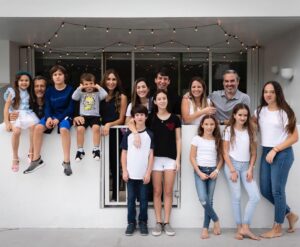 Natalia Streignard Instagram - #frontporchproject y Eva Marie Uzcategui lograron el milagro de las fotos tan bellas ... Claudia y Diego los de la idea maravillosa de tener este recuerdo para la historia y el grupo somos todos o casi todos  los culpables de que esta cuarentena sea tan divertida..! Definitivamente tener amigos es lo maximo y mas si son tus vecinos... al mal tiempo buena cara... cuarentena feliz!!!!! Vecinos los quierooooooo...!❤️