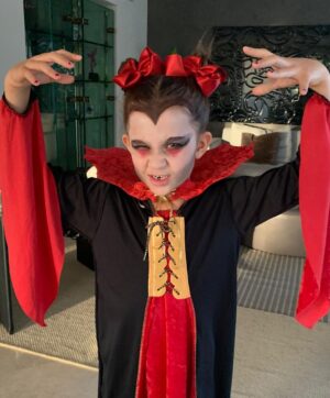 Natalia Streignard Instagram - Nuestro halloween encuarenteneados.... al mal tiempo buena cara y aqui la pasamos con los vecinos BUENISIMO!!!