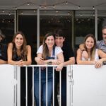Natalia Streignard Instagram - #frontporchproject y Eva Marie Uzcategui lograron el milagro de las fotos tan bellas ... Claudia y Diego los de la idea maravillosa de tener este recuerdo para la historia y el grupo somos todos o casi todos los culpables de que esta cuarentena sea tan divertida..! Definitivamente tener amigos es lo maximo y mas si son tus vecinos... al mal tiempo buena cara... cuarentena feliz!!!!! Vecinos los quierooooooo...!❤️
