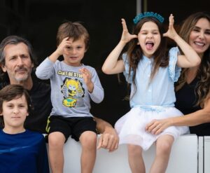 Natalia Streignard Instagram - #frontporchproject y Eva Marie Uzcategui lograron el milagro de las fotos tan bellas ... Claudia y Diego los de la idea maravillosa de tener este recuerdo para la historia y el grupo somos todos o casi todos  los culpables de que esta cuarentena sea tan divertida..! Definitivamente tener amigos es lo maximo y mas si son tus vecinos... al mal tiempo buena cara... cuarentena feliz!!!!! Vecinos los quierooooooo...!❤️