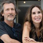 Natalia Streignard Instagram - #frontporchproject y Eva Marie Uzcategui lograron el milagro de las fotos tan bellas ... Claudia y Diego los de la idea maravillosa de tener este recuerdo para la historia y el grupo somos todos o casi todos los culpables de que esta cuarentena sea tan divertida..! Definitivamente tener amigos es lo maximo y mas si son tus vecinos... al mal tiempo buena cara... cuarentena feliz!!!!! Vecinos los quierooooooo...!❤️
